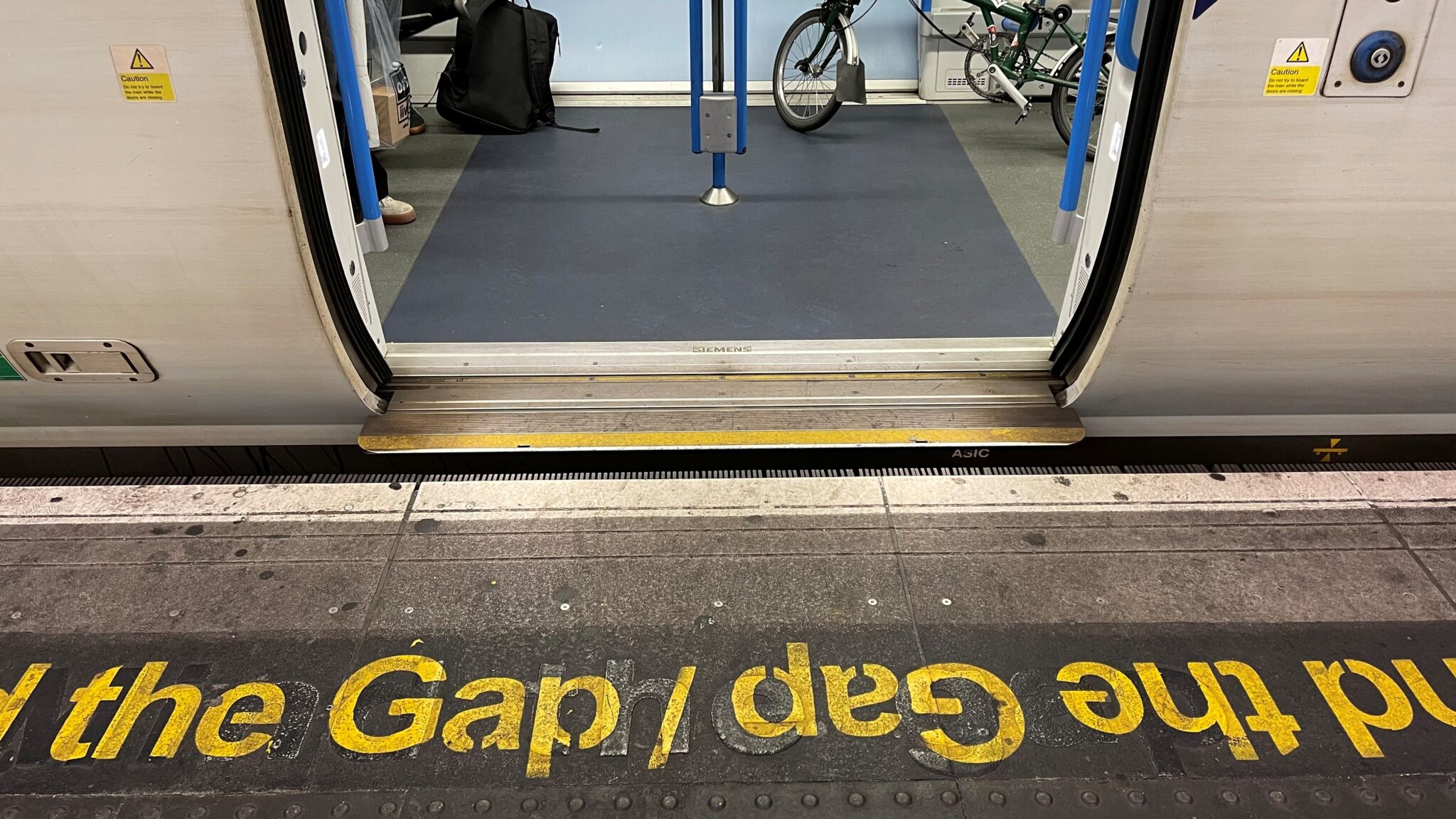 Level Boarding Example Level Boarding for Elizabeth Line Trains at Old Oak Common - RailEI